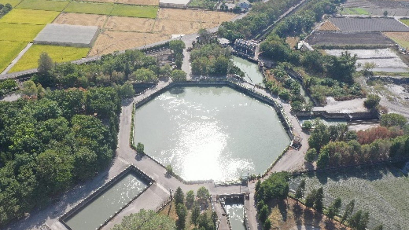 八卦池